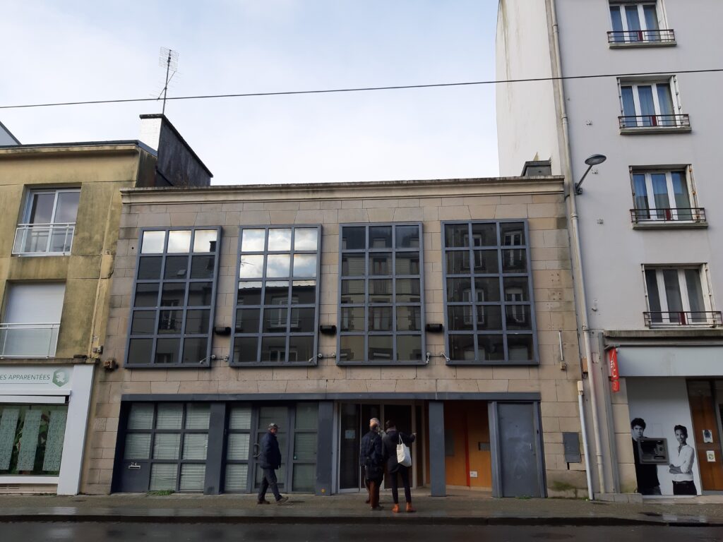 Caritas Habitat a acquis en avril 2021 un immeuble d’environ 400m² dans le centre-ville de Brest, afin de répondre à un besoin de la délégation finistérienne du Secours Catholique qui cherchait à relocaliser ses bureaux, son accueil de jour et son épicerie solidaire.