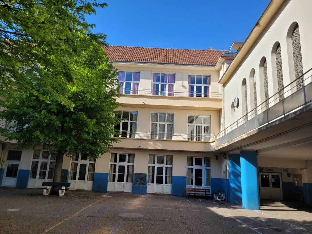 La délégation Meuse Moselle du Secours Catholique a sollicité Caritas Habitat pour relocaliser l’accueil de jour Jean Rodhain, menacé de fermeture.
Des études sont en cours pour l’acquisition d’une école de 2.000m² en plein centre-ville de Metz, afin d’aménager l’accueil de jour à RDC et proposer des bureaux à la location dans les étages.